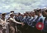 Standbild Crew der USS Wels erhalten U-Boot-Krieg Insignia Pearl Harbor Hawaii USA, 1945, aus Sekunde 53 historischem Filmmaterial Videoclip 65675059778
