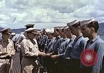 Standbild Crew der USS Wels erhalten U-Boot-Krieg Insignia Pearl Harbor Hawaii USA, 1945, aus Sekunde 55 historischem Filmmaterial Videoclip 65675059778