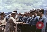 Standbild Crew der USS Wels erhalten U-Boot-Krieg Insignia Pearl Harbor Hawaii USA, 1945, aus Sekunde 56 historischem Filmmaterial Videoclip 65675059778