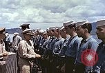 Standbild Crew der USS Wels erhalten U-Boot-Krieg Insignia Pearl Harbor Hawaii USA, 1945, aus Sekunde 58 historischem Filmmaterial Videoclip 65675059778