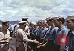 Standbild Crew der USS Wels erhalten U-Boot-Krieg Insignia Pearl Harbor Hawaii USA, 1945, aus Sekunde 59 historischem Filmmaterial Videoclip 65675059778