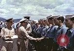 Standbild Crew der USS Wels erhalten U-Boot-Krieg Insignia Pearl Harbor Hawaii USA, 1945, aus Sekunde 60 historischem Filmmaterial Videoclip 65675059778