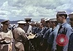 Standbild Crew der USS Wels erhalten U-Boot-Krieg Insignia Pearl Harbor Hawaii USA, 1945, aus Sekunde 62 historischem Filmmaterial Videoclip 65675059778