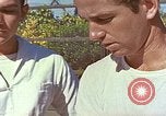Standbild Tennis champion Bobbie Riggs demonstriert Schläger Grip Waikiki Hawaii USA, 1945, aus Sekunde 18 historischem Filmmaterial Videoclip 65675059779