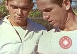 Standbild Tennis champion Bobbie Riggs demonstriert Schläger Grip Waikiki Hawaii USA, 1945, aus Sekunde 19 historischem Filmmaterial Videoclip 65675059779