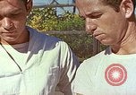 Standbild Tennis champion Bobbie Riggs demonstriert Schläger Grip Waikiki Hawaii USA, 1945, aus Sekunde 20 historischem Filmmaterial Videoclip 65675059779