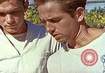 Standbild Tennis champion Bobbie Riggs demonstriert Schläger Grip Waikiki Hawaii USA, 1945, aus Sekunde 21 historischem Filmmaterial Videoclip 65675059779
