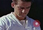 Standbild Tennis champion Bobbie Riggs demonstriert Schläger Grip Waikiki Hawaii USA, 1945, aus Sekunde 24 historischem Filmmaterial Videoclip 65675059779