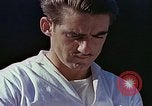 Standbild Tennis champion Bobbie Riggs demonstriert Schläger Grip Waikiki Hawaii USA, 1945, aus Sekunde 25 historischem Filmmaterial Videoclip 65675059779