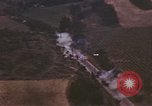 Standbild strafing Lkw Italien, 1944, aus Sekunde 3 historischem Filmmaterial Videoclip 65675059810