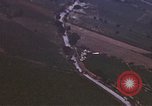 Standbild strafing Lkw Italien, 1944, aus Sekunde 22 historischem Filmmaterial Videoclip 65675059810
