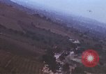 Standbild strafing Lkw Italien, 1944, aus Sekunde 26 historischem Filmmaterial Videoclip 65675059810