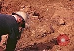 Immagine di Tomba di massa Lione Francia, 1944, secondo 36 filmato di repertorio 65675059821