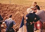 Immagine di Tomba di massa Lione Francia, 1944, secondo 59 filmato di repertorio 65675059821