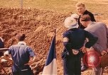 Immagine di Tomba di massa Lione Francia, 1944, secondo 62 filmato di repertorio 65675059821