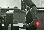 Standbild Hand drücken United States USA, 1923, aus Sekunde 4 historischem Filmmaterial Videoclip 65675059838