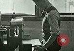 Standbild Hand drücken United States USA, 1923, aus Sekunde 5 historischem Filmmaterial Videoclip 65675059838