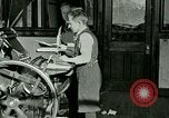 Standbild Hand drücken United States USA, 1923, aus Sekunde 13 historischem Filmmaterial Videoclip 65675059838