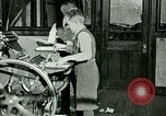 Standbild Hand drücken United States USA, 1923, aus Sekunde 15 historischem Filmmaterial Videoclip 65675059838