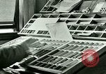 Standbild Hand drücken United States USA, 1923, aus Sekunde 27 historischem Filmmaterial Videoclip 65675059838