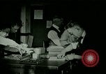 Standbild Hand drücken United States USA, 1923, aus Sekunde 30 historischem Filmmaterial Videoclip 65675059838