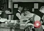 Standbild Hand drücken United States USA, 1923, aus Sekunde 32 historischem Filmmaterial Videoclip 65675059838