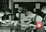 Standbild Hand drücken United States USA, 1923, aus Sekunde 33 historischem Filmmaterial Videoclip 65675059838