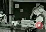 Standbild Hand drücken United States USA, 1923, aus Sekunde 37 historischem Filmmaterial Videoclip 65675059838