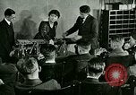 Standbild class Zimmer United States USA, 1923, aus Sekunde 9 historischem Filmmaterial Videoclip 65675059843