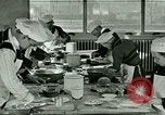 Standbild Kochkurse für amerikanischen Jungen und Mädchen United States USA, 1923, aus Sekunde 5 historischem Filmmaterial Videoclip 65675059847