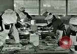 Standbild Kochkurse für amerikanischen Jungen und Mädchen United States USA, 1923, aus Sekunde 6 historischem Filmmaterial Videoclip 65675059847