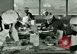 Standbild Kochkurse für amerikanischen Jungen und Mädchen United States USA, 1923, aus Sekunde 7 historischem Filmmaterial Videoclip 65675059847