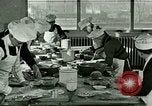 Standbild Kochkurse für amerikanischen Jungen und Mädchen United States USA, 1923, aus Sekunde 8 historischem Filmmaterial Videoclip 65675059847