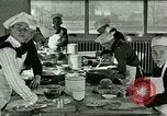 Standbild Kochkurse für amerikanischen Jungen und Mädchen United States USA, 1923, aus Sekunde 9 historischem Filmmaterial Videoclip 65675059847