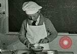 Standbild Kochkurse für amerikanischen Jungen und Mädchen United States USA, 1923, aus Sekunde 10 historischem Filmmaterial Videoclip 65675059847