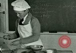 Standbild Kochkurse für amerikanischen Jungen und Mädchen United States USA, 1923, aus Sekunde 11 historischem Filmmaterial Videoclip 65675059847