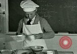 Standbild Kochkurse für amerikanischen Jungen und Mädchen United States USA, 1923, aus Sekunde 12 historischem Filmmaterial Videoclip 65675059847