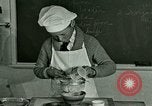 Standbild Kochkurse für amerikanischen Jungen und Mädchen United States USA, 1923, aus Sekunde 13 historischem Filmmaterial Videoclip 65675059847