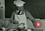 Standbild Kochkurse für amerikanischen Jungen und Mädchen United States USA, 1923, aus Sekunde 15 historischem Filmmaterial Videoclip 65675059847