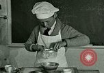Standbild Kochkurse für amerikanischen Jungen und Mädchen United States USA, 1923, aus Sekunde 16 historischem Filmmaterial Videoclip 65675059847