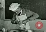Standbild Kochkurse für amerikanischen Jungen und Mädchen United States USA, 1923, aus Sekunde 18 historischem Filmmaterial Videoclip 65675059847