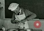 Standbild Kochkurse für amerikanischen Jungen und Mädchen United States USA, 1923, aus Sekunde 19 historischem Filmmaterial Videoclip 65675059847