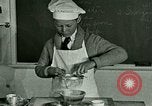 Standbild Kochkurse für amerikanischen Jungen und Mädchen United States USA, 1923, aus Sekunde 20 historischem Filmmaterial Videoclip 65675059847