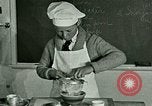 Standbild Kochkurse für amerikanischen Jungen und Mädchen United States USA, 1923, aus Sekunde 21 historischem Filmmaterial Videoclip 65675059847