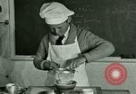 Standbild Kochkurse für amerikanischen Jungen und Mädchen United States USA, 1923, aus Sekunde 22 historischem Filmmaterial Videoclip 65675059847