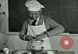 Standbild Kochkurse für amerikanischen Jungen und Mädchen United States USA, 1923, aus Sekunde 23 historischem Filmmaterial Videoclip 65675059847