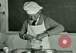 Standbild Kochkurse für amerikanischen Jungen und Mädchen United States USA, 1923, aus Sekunde 24 historischem Filmmaterial Videoclip 65675059847