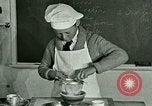 Standbild Kochkurse für amerikanischen Jungen und Mädchen United States USA, 1923, aus Sekunde 25 historischem Filmmaterial Videoclip 65675059847