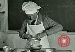 Standbild Kochkurse für amerikanischen Jungen und Mädchen United States USA, 1923, aus Sekunde 26 historischem Filmmaterial Videoclip 65675059847