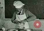Standbild Kochkurse für amerikanischen Jungen und Mädchen United States USA, 1923, aus Sekunde 27 historischem Filmmaterial Videoclip 65675059847
